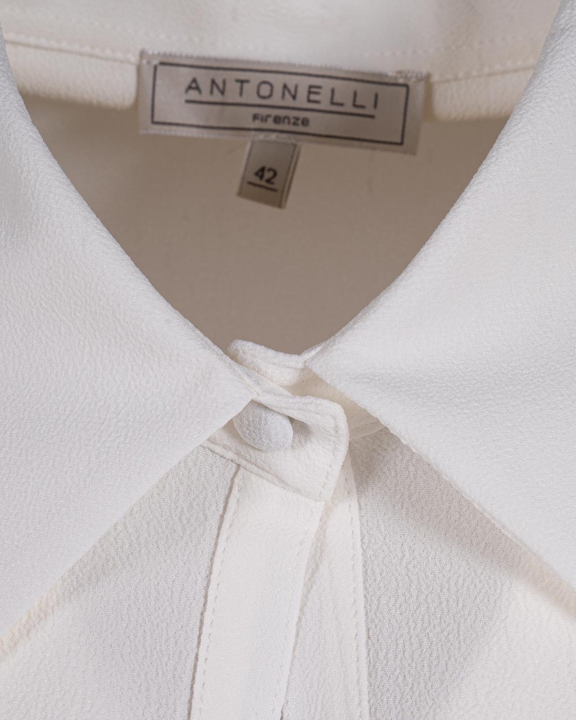 shop ANTONELLI  Camicia: Antonelli camicia "Tignanello" in seta.
Colletto.
Chiusura con bottoni.
Polsini con  bottone in madreperla.
Composizione: 52% Acetato, 48% Seta.
Fabbricato in Italia.. AMARETTO P1115 779-001 number 9345015